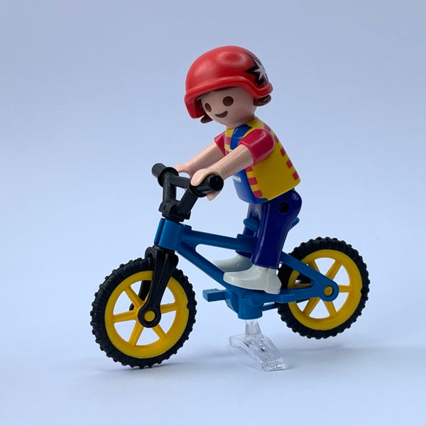 Niña con bicicleta