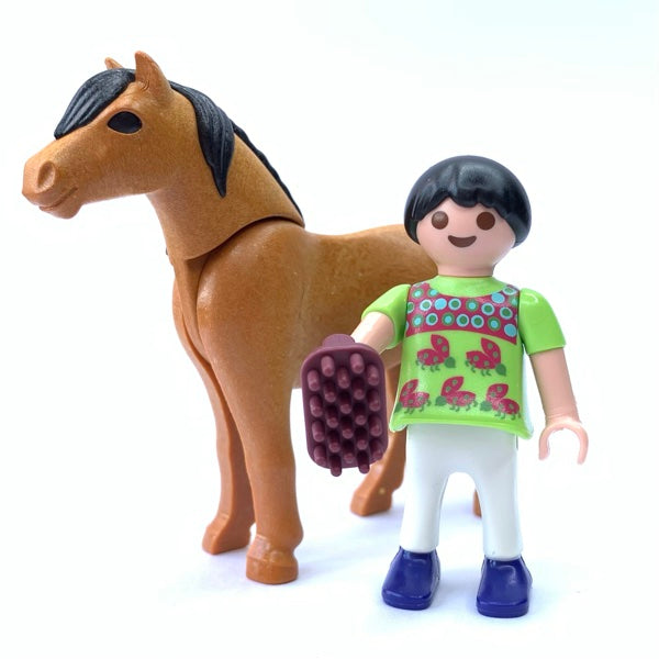 Niña con pony