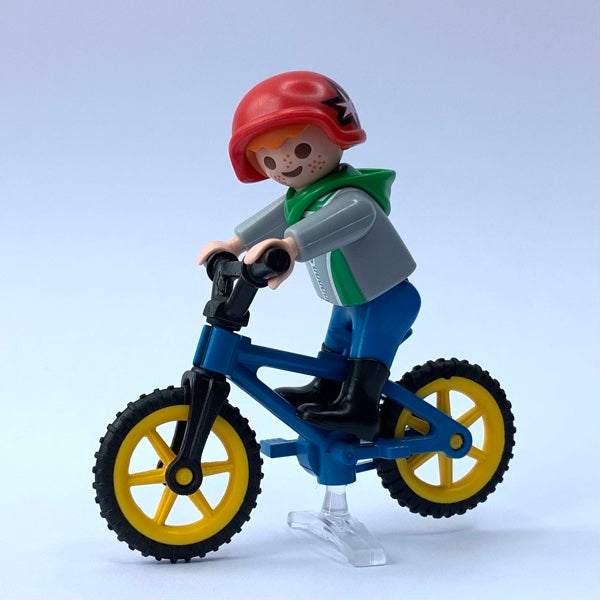 Niño con bicicleta