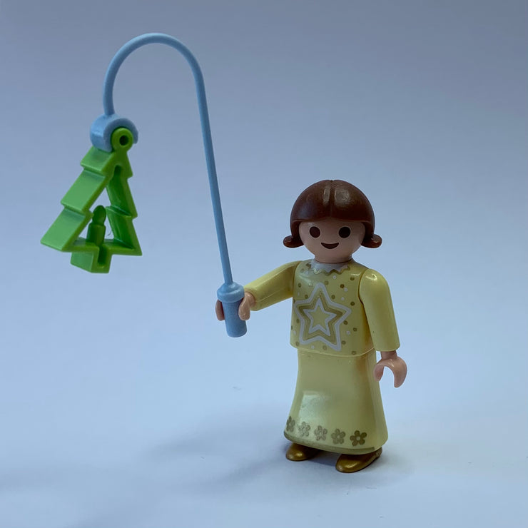 Niña con lámpara árbol Navidad