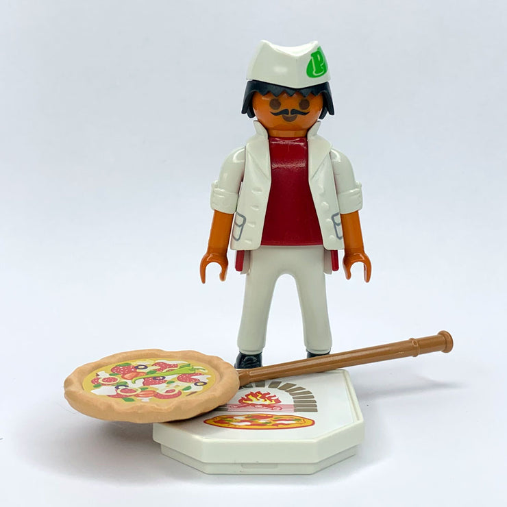 Pizzero con su pizza